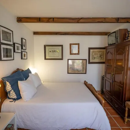 Pensión House Babylon With Kitchenette And Garden 3*